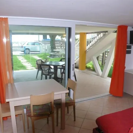 Seafront Flat With Covered Patio * Μπιμπιόνε