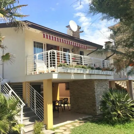 Διαμέρισμα Seafront Flat With Covered Patio *