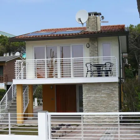 Seafront Flat With Covered Patio Διαμέρισμα *